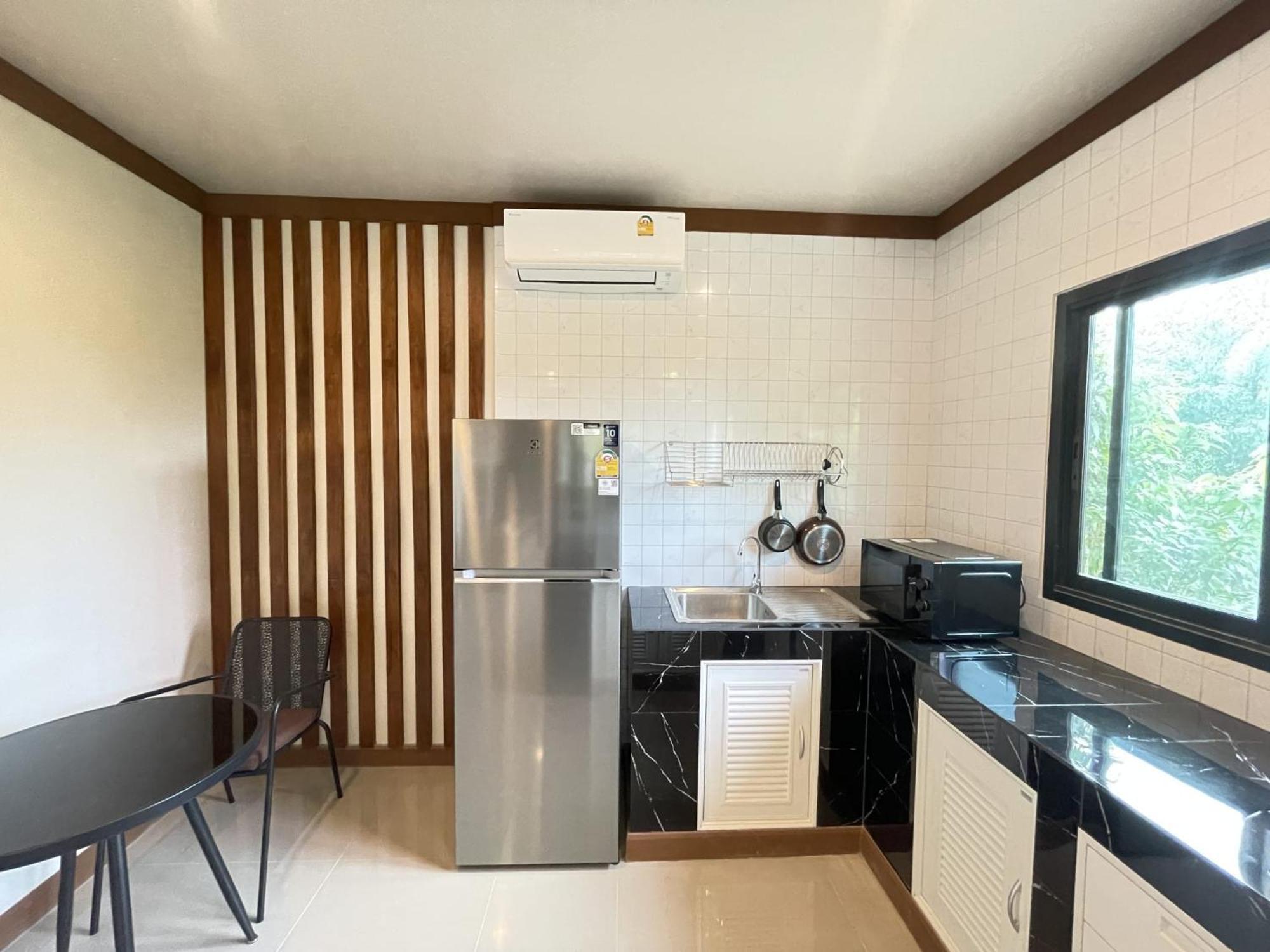 Bang Po Hut Hotell Ban Bang Po Exteriör bild
